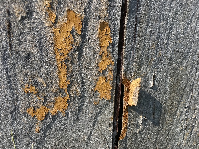 表面が劣化して欠け始めている